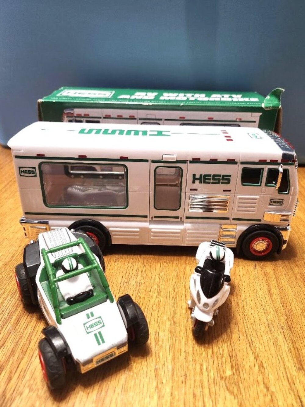 Hess 2018 RV with ATV & Motorbike Motorcycle race car lights sirens Collectible
